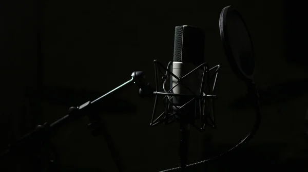 Profesionální mikrofon ve studiu — Stock fotografie