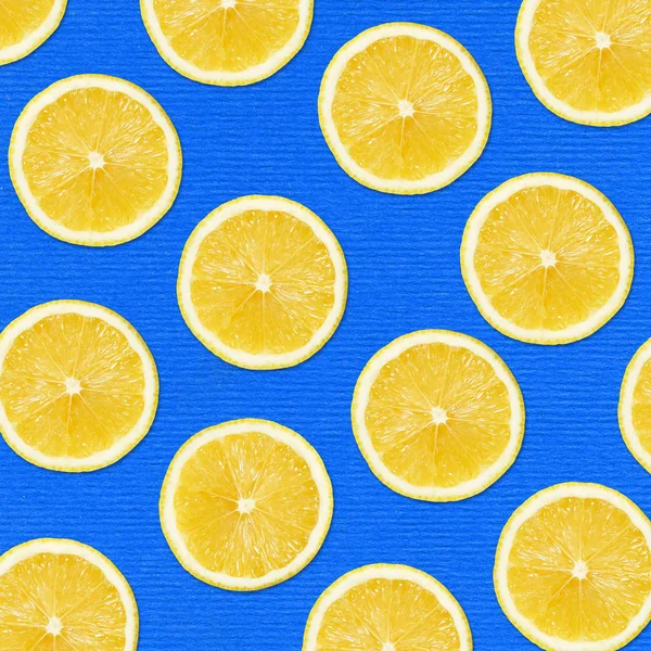 Rodajas de limón sobre fondo azul — Foto de Stock
