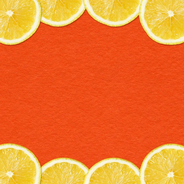 Rodajas de limón sobre fondo rojo — Foto de Stock