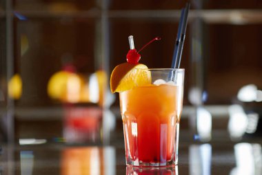 Kırmızı alkol kokteyli 