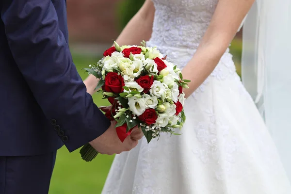Noiva e noivo com buquê de noiva — Fotografia de Stock
