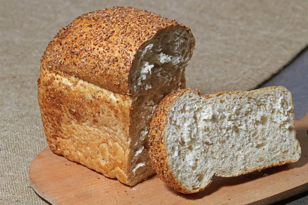 Традиционный белый хлеб — стоковое фото