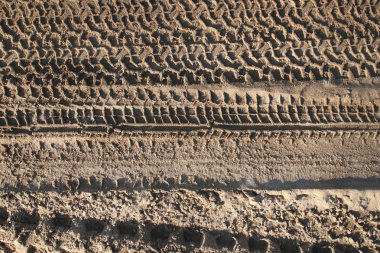 Arka lastik izleri izler 