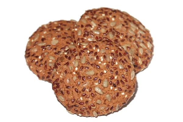 Biscuits aux graines de sésame et grains entiers isolés sur fond blanc — Photo