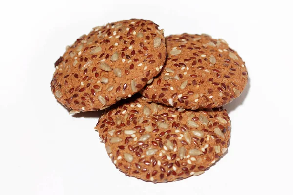 Kekse mit Sesam und Vollkorn auf weißem Hintergrund — Stockfoto