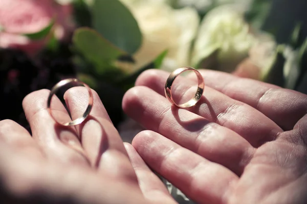 Anillos de boda en las manos de un hombre — Foto de Stock