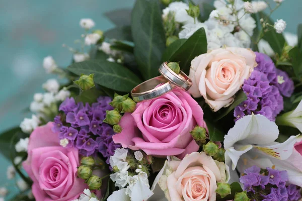 Bouquet de roses pêche blanches et roses — Photo