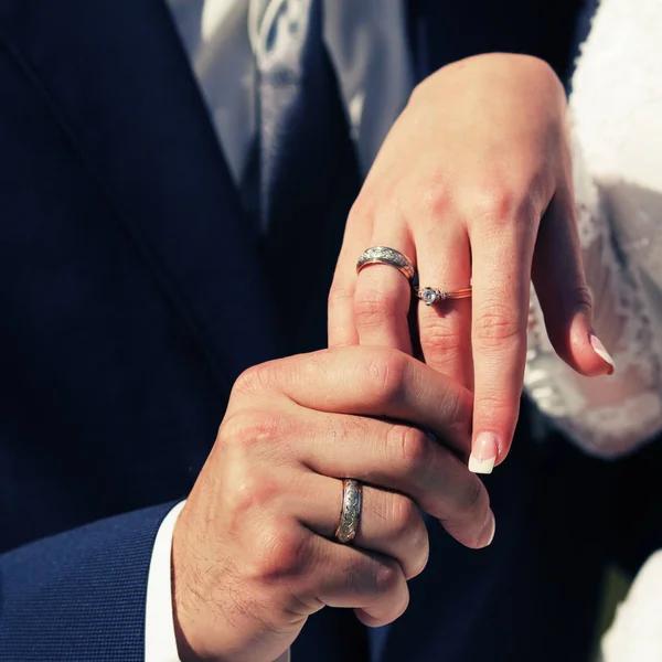 Evlilik yüzüklü eller — Stok fotoğraf