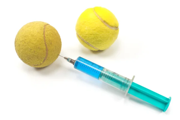 Tennisbollar med en spruta som isolerad på vit — Stockfoto