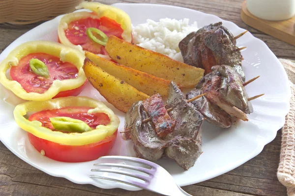 Fígado de frango frito e bacon perto na placa — Fotografia de Stock