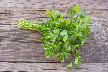 Ahşap arka plan maydanoz yaprağı