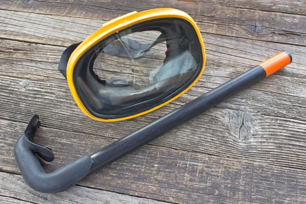 Gafas de buceo con snorkel sobre fondo de madera —  Fotos de Stock