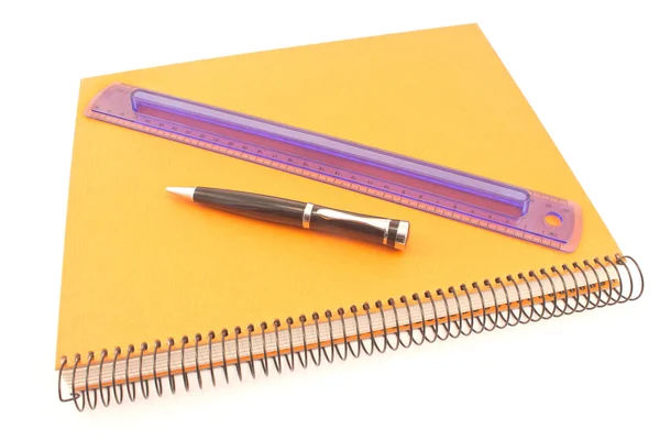 螺旋笔记本、 笔和学校标尺上白色孤立 — 图库照片