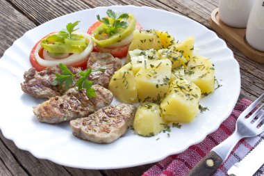 Izgara domuz fileto et ve sebze plaka üzerinde