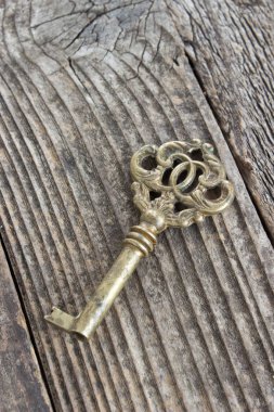 Ahşap arkaplanda eski anahtar 