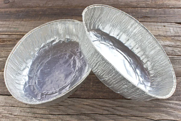 Aluminiumfolientasse für Backkuchen auf Holzgrund — Stockfoto