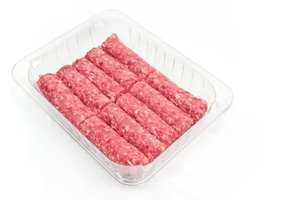 Carne picada de kebab crua em tigela de plástico isolada em branco — Fotografia de Stock