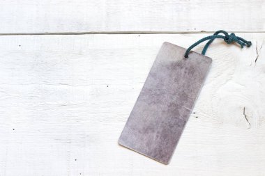 Beyaz ahşap zemin üzerinde boş fiyat etiketi