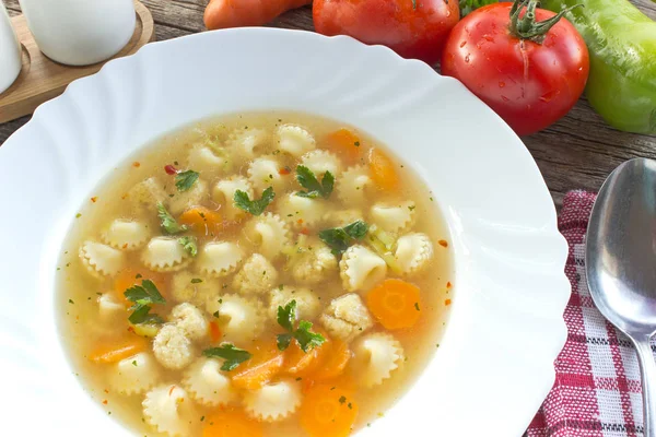 Zupa z klopsikami i makaronu w płycie — Zdjęcie stockowe