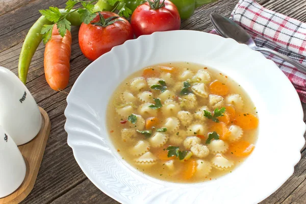 Суп с фрикадельками и пастой в тарелке — стоковое фото
