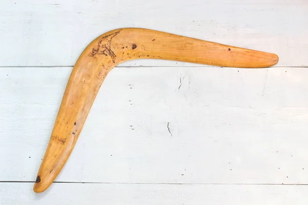 Boomerang su tavola di legno bianca — Foto Stock