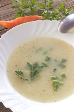 Tavuk mantar kremalı çorba plaka masada