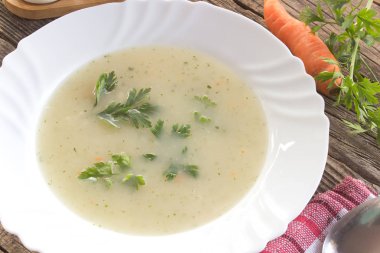 Tavuk mantar kremalı çorba plaka masada