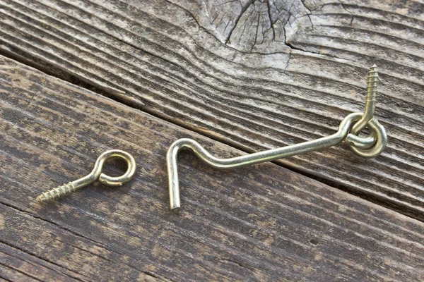 Deur klink van de haak op houten achtergrond — Stockfoto