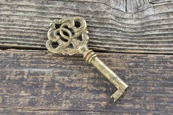 Vieja llave sobre fondo de madera — Foto de Stock