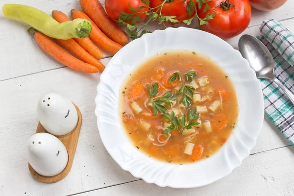 Minestrone polévka v desce na bílý dřevěný stůl — Stock fotografie