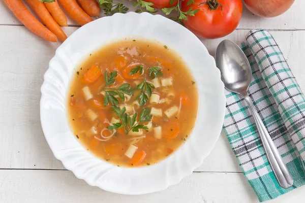 Zupa Minestrone w płycie na biały drewniany stół — Zdjęcie stockowe