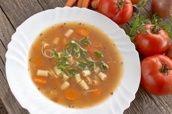 Zupa Minestrone w plate na drewnianym stole — Zdjęcie stockowe