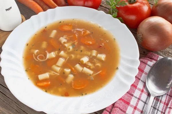 Zupa Minestrone w plate na drewnianym stole — Zdjęcie stockowe