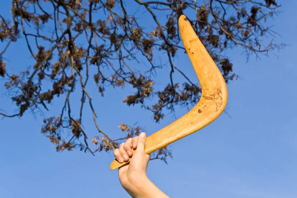 Boomerang framför en natthimmel — Stockfoto