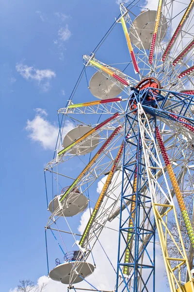 Ferris wheel entertainment over blue sky — Stock Photo, Image