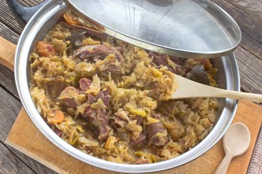 Potu tütsülenmiş domuz etli lahana turşusu