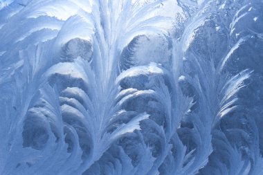 Kış döneminde pencere desen buz