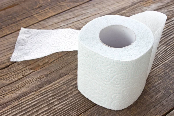 Wc-papier roll op houten achtergrond Rechtenvrije Stockfoto's