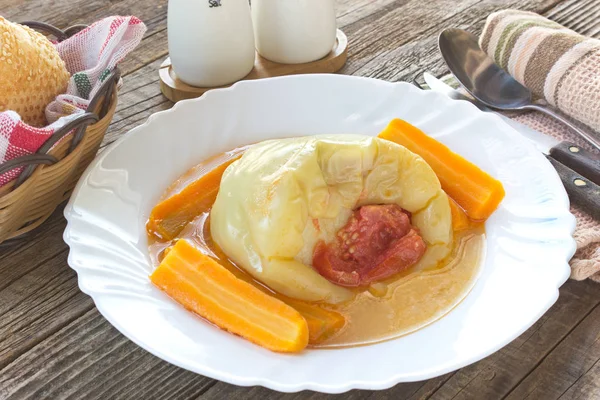 Фаршированный перец с мясом в тарелке на столе — стоковое фото