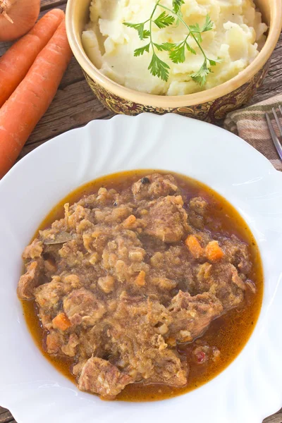 Ungarisches Gulasch mit Kartoffelpüree auf dem Tisch — Stockfoto