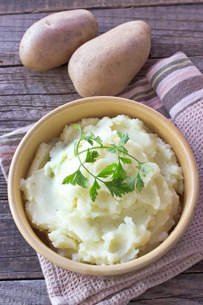 Mashed potatoes  in ceramic bowl on wooden table — Stock Photo, Image
