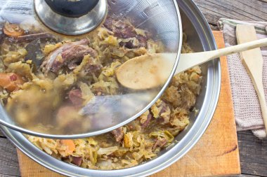 Masada tencerede füme domuz etli lahana turşusu