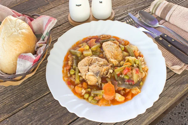 Тушеная курица с овощами и рисом в тарелке — стоковое фото