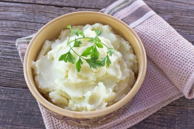 Ahşap masa üzerinde seramik kase patates püresi