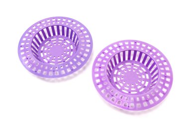 Plastik lavabo drenaj filtresi kapağı üzerinde beyaz izole