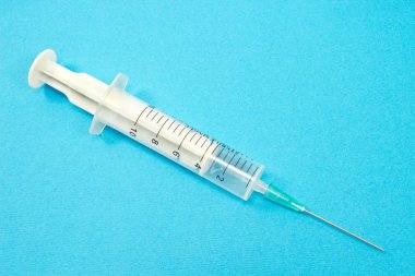 Üzerinde mavi arka plan izole şırınga