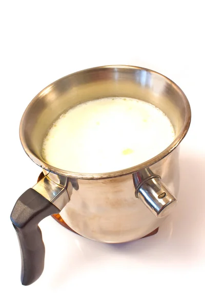 Varm mjölk kokt i metall kruka med tjutande larm isolerad på wh — Stockfoto