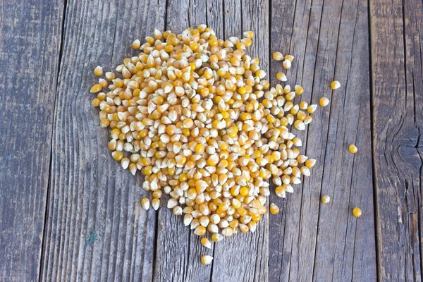 Pila de palomitas sobre fondo de madera — Foto de Stock