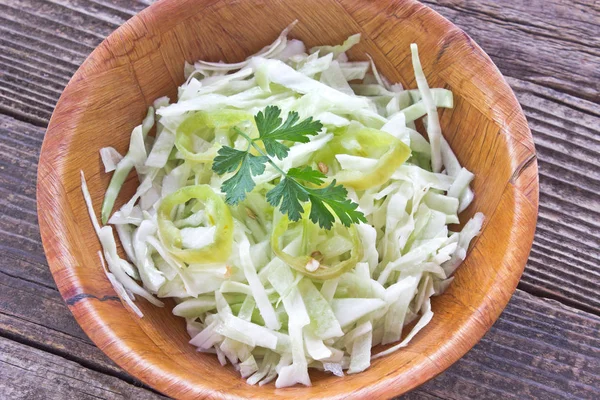 Sliced young cabbage salad in bamboo bowl on table — Stock Photo, Image