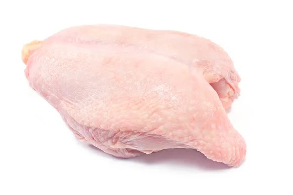 Сырая куриная грудка с кожей, изолированной на белом — стоковое фото